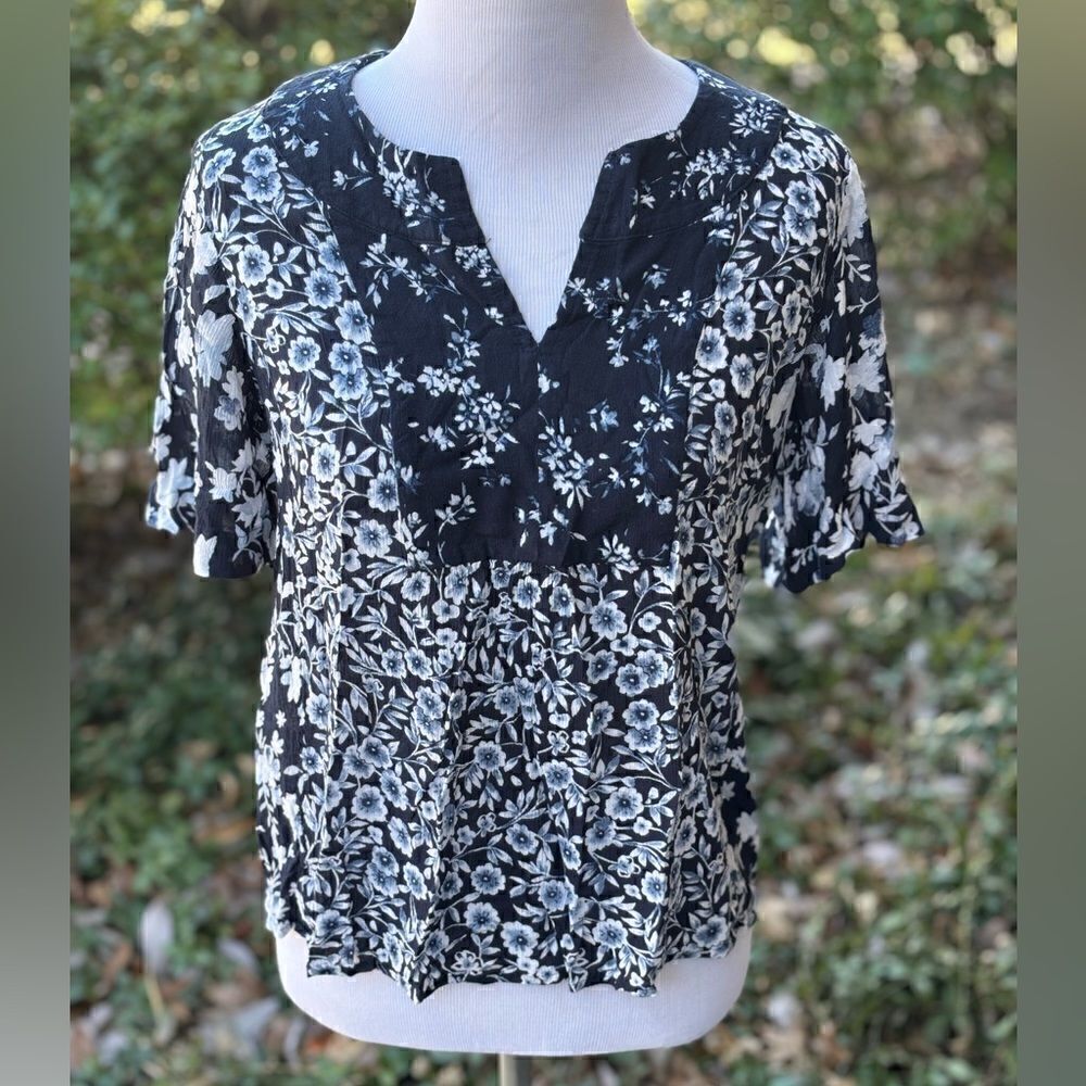 J Jill Navy and White Floral Top size XSP - Picture 2 of 5